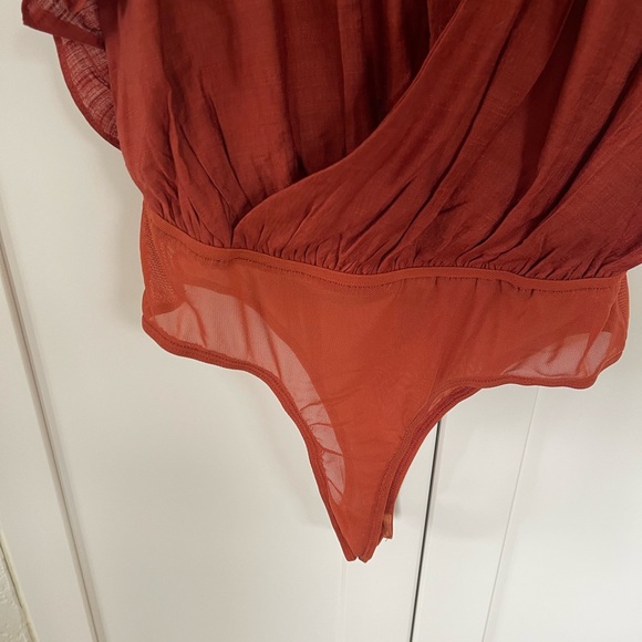 NWT Lulus v neck bodysuit. Size small. - Picture 6 of 12